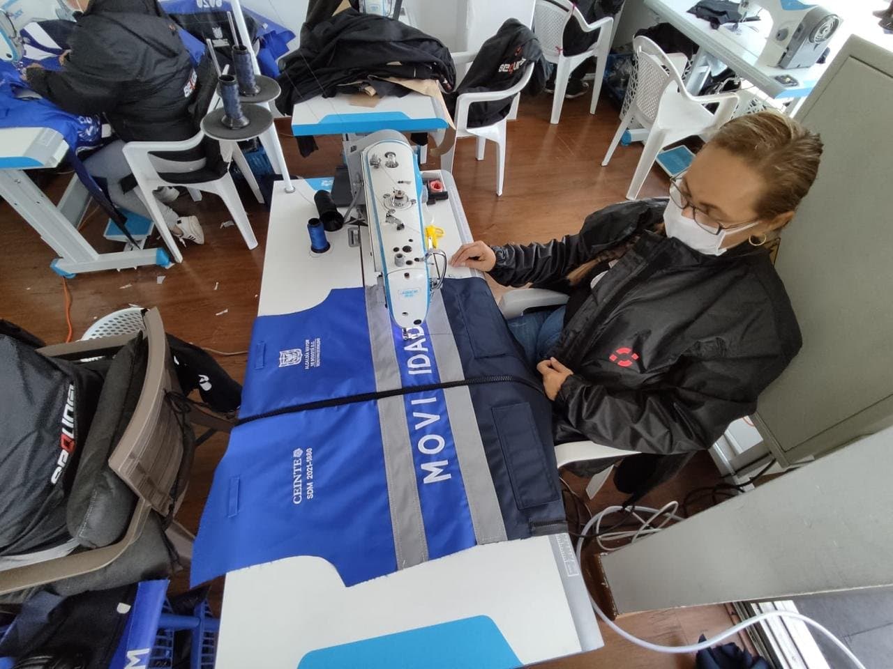 Impermeables para Mensajeros Empresariales: Qué Cambia Frente al Delivery