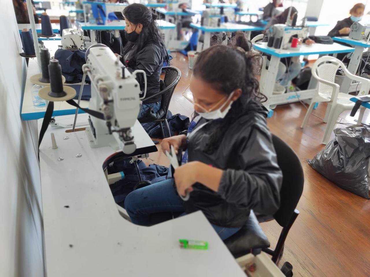 Fábrica de impermeables - imagen 10